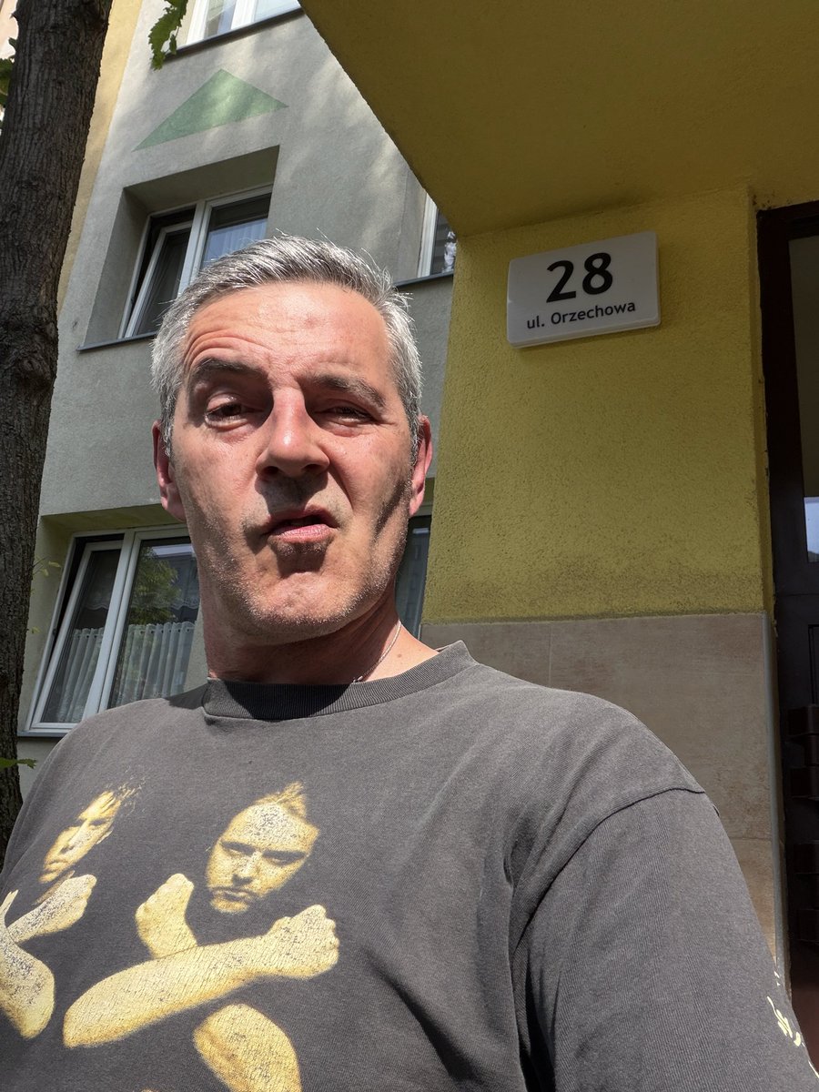 Zielony666's tweet photo. Mijam mój Blok i ja tu odbijam się w oknach.. #Wroclaw #Gaj #Orzechowa https://t.co/0mXq5htVj3