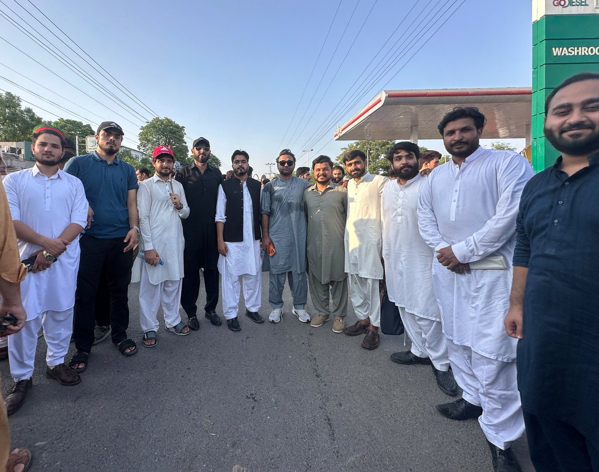 IsfIslamabad's tweet photo. مرکزی صدر امجد علی شاہ اور صدر آئی ایس ایف اسلام
آباد صہیب الیاس ہمراہ اسلام آباد ٹیم اڈیالہ جیل کے باہر۔
#ReleaseImranKhan #ISF #ISFislamabad https://t.co/p3lAiRGGOZ