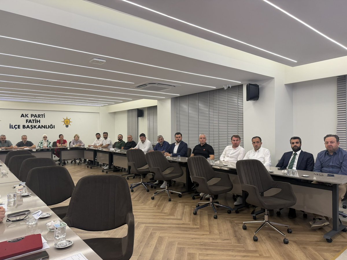 akpartifatih's tweet photo. 📍Haftalık Olağan Yönetim Kurulu Toplantımızı, İlçe Başkanımız Fatih Karaismailoğlu başkanlığında gerçekleştirdik.

Toplantımızda ilçemiz için yürütülen çalışmalar ve önümüzdeki döneme dair yol haritamız üzerine istişarelerde bulunduk. https://t.co/XKr1T4ObbC
