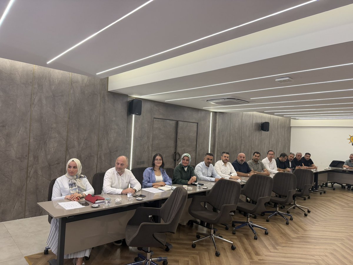 akpartifatih's tweet photo. 📍Haftalık Olağan Yönetim Kurulu Toplantımızı, İlçe Başkanımız Fatih Karaismailoğlu başkanlığında gerçekleştirdik.

Toplantımızda ilçemiz için yürütülen çalışmalar ve önümüzdeki döneme dair yol haritamız üzerine istişarelerde bulunduk. https://t.co/XKr1T4ObbC