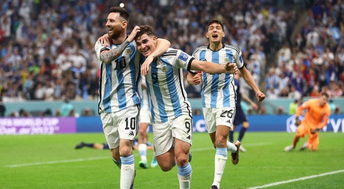 Serafim_zx's tweet photo. Foi roubado? Foi. Mas não dá pra negar uma coisa: Argentina não se entregou em momento algum e lutou por cada bola, por cada segundo e se classificou também por causa do esforço e da garra.

VARgentina operou, mas os hermanos lutaram, coisa que faltou na seleção brasileira. https://t.co/Tt34rqIwDT