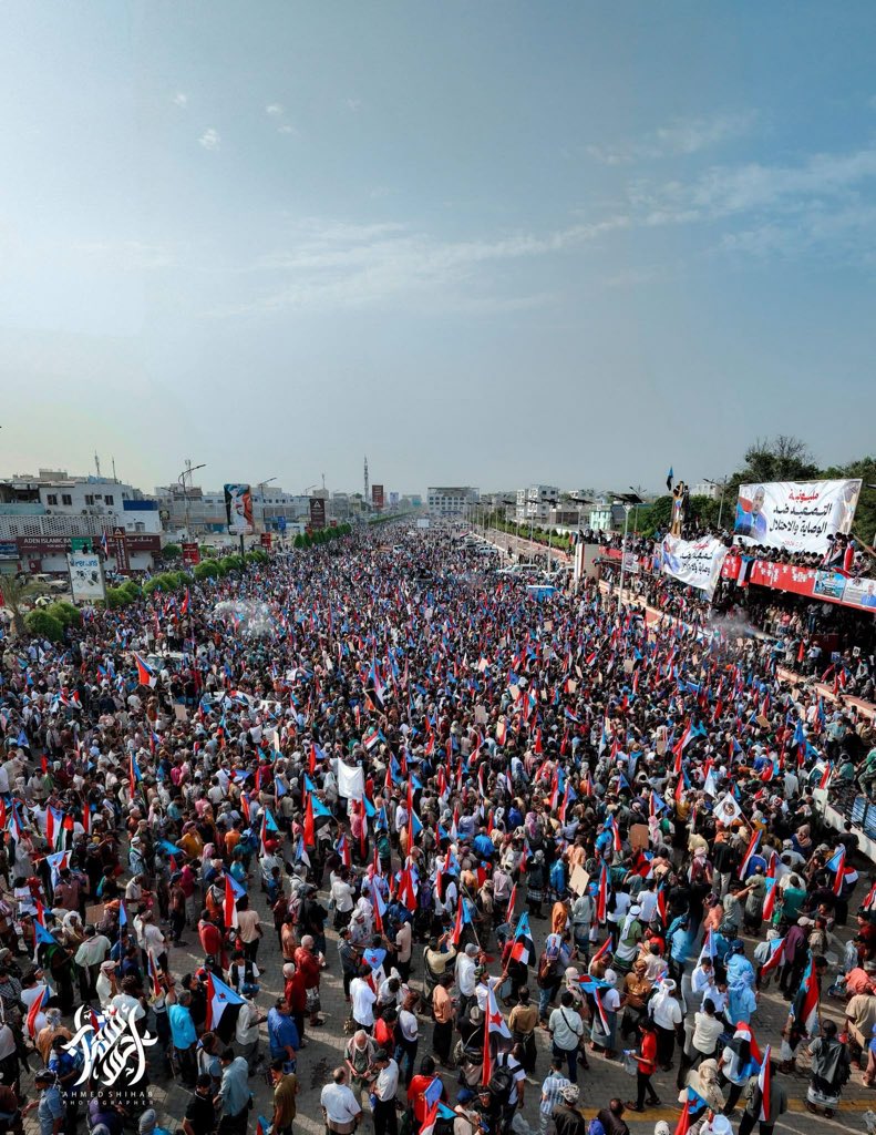 benlaghbar's tweet photo. هذا شعب عصى 
شامخ وعظيم
لاينكسر 
في عزّ الظهيرة، وتحت لهيب شمس بلغت حرارتها 42 درجة 
خرج الشعب الجنوبي ملبيا دعوة قيادته  يملأ الساحات من المهرة الى عدن وحضرموت 

ليُسمع العالم صوته الهادر مُعلنًا رفضه القاطع للاحتلال السعودي ومُتعهدًا بطرده وكسر الوصاية، والانتقام لدماء الشهداء الأبرار 
ومرة أخرى نقولها للسعودي: ستتعب كثيرًا مع هذا الشعب
فلو اشتريت ألفًا أو ألفين من الرخاص فلن تكسر إرادة الجنوبي  ولن تنال من كرامته وشموخه الأصيل 

#مليونيه_التصعيد_ورفض_الوصايه_السعوديه