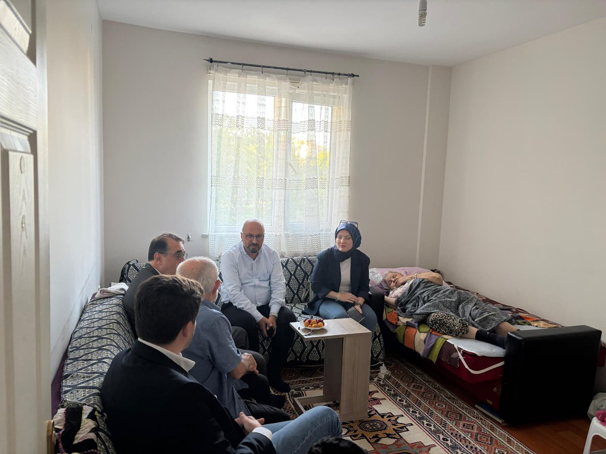 fatih_donmez's tweet photo. Odunpazarı İlçe Başkanımız Mustafa Kemal Bandırma ile birlikte, Vefa Ziyaretleri kapsamında kıymetli üyelerimizi ziyaret ederek hasbihal ettik.

Dava arkadaşlarımızın samimiyeti, teşkilatımıza olan bağlılığı ve duaları bizlere güç ve motivasyon vermeye devam ediyor. Birlik ve beraberliğimizi pekiştiren bu anlamlı buluşmalarda gösterdikleri sıcak misafirperverlik için tüm üyelerimize gönülden teşekkür ediyorum.

AK Parti teşkilatı olarak; ilk günkü heyecan, aynı inanç ve kararlılıkla gönül köprüleri kurmaya, her zaman hemşehrilerimizle omuz omuza yürümeye devam edeceğiz.