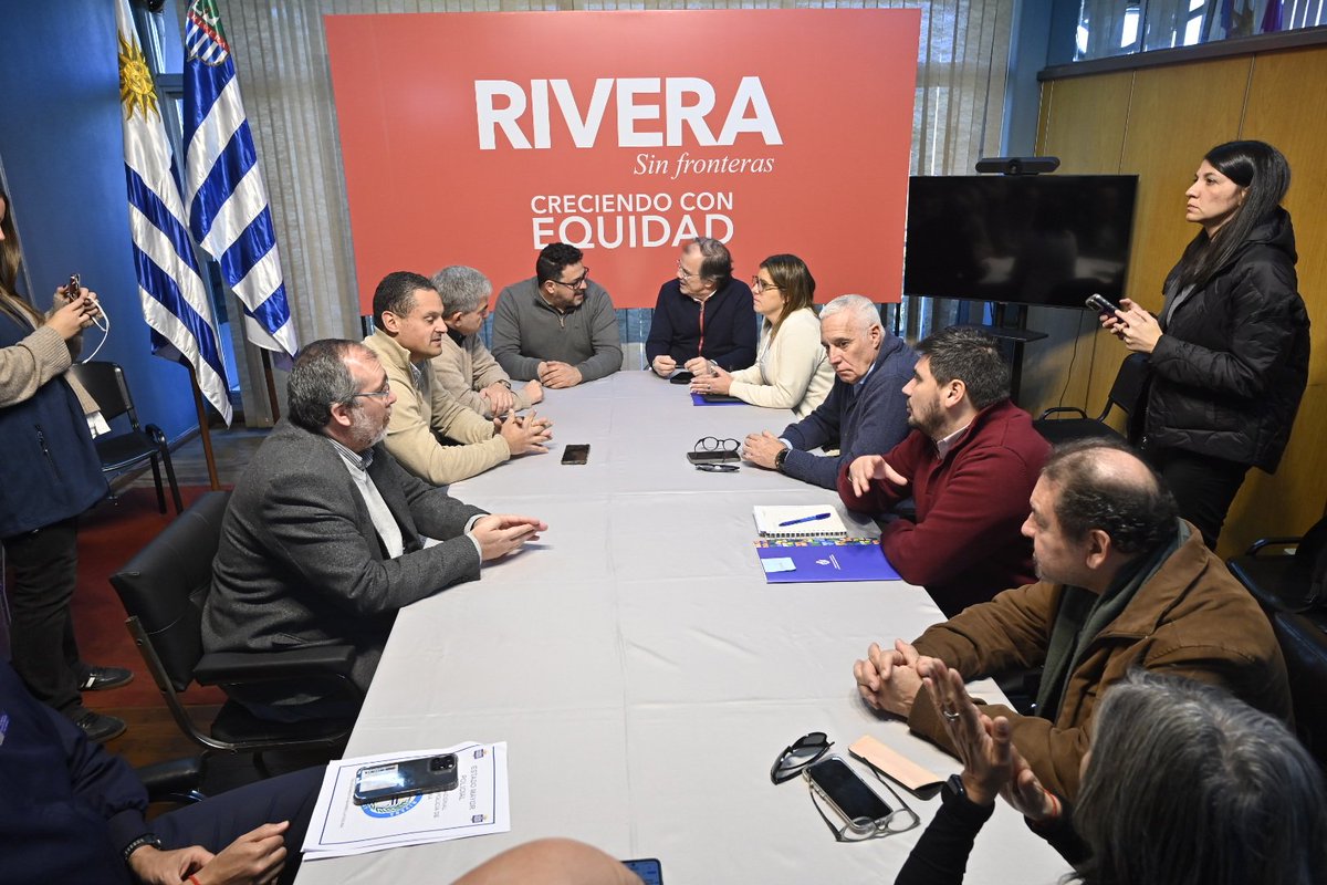 Mvot_Uruguay's tweet photo. Más Barrio en Rivera.

La Ministra @TamaraPaseyro y el director de Dinisu @CresciPablo junto al Secretario de la Presidencia @pachasanchez y el ministro @carlosnegro inician en Rivera la llegada de Más Barrio. https://t.co/jFp2dCoSaW
