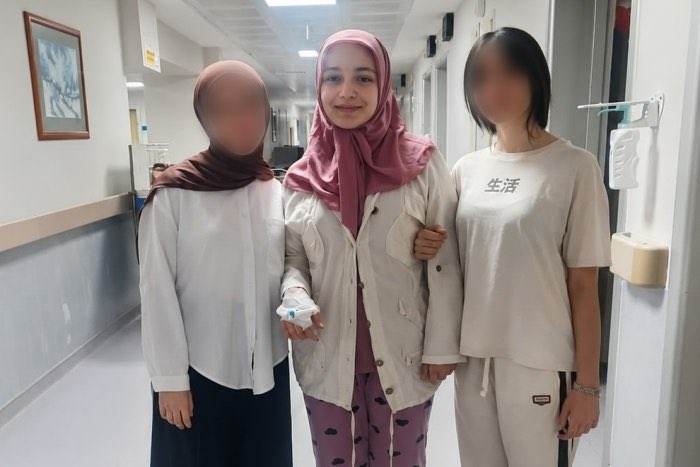 ASUDEKDN's tweet photo. Gözaltı sürecinde baygınlık geçirerek kısa süreli bilinç kaybı yaşayan 21 yaşındaki üniversite öğrencisi Meryem Yılmaz, tutulduğu koğuşta sık sık fenalaşmaktadır. Omurgasında 22 vida bulunan Meryem'in acilen hastaneye sevk edilmesi gerekmektedir.

ÖğrenciMeryem NedenHapiste https://t.co/kK2aMH0jo6