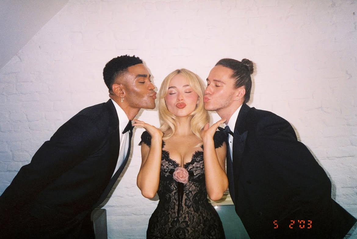 UMUSICA's tweet photo. ✨ Hay personas que nacieron para brillar… y luego está #SabrinaCarpenter, que decidió subirle el nivel. 💋 ¿Cuál es esa canción de Sabrina que nunca te saltas? https://t.co/JNijbjLyha
