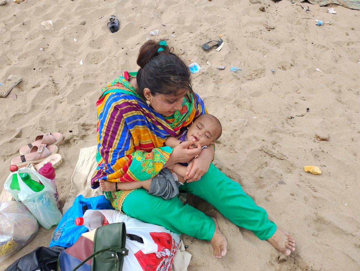 fesikhan's tweet photo. Nimra urf manay, urf Jameel Pakistan Railway, picnic at Karachi Manora Beach ⛱️🏖️😁🤗 https://t.co/mguLiDOhT3