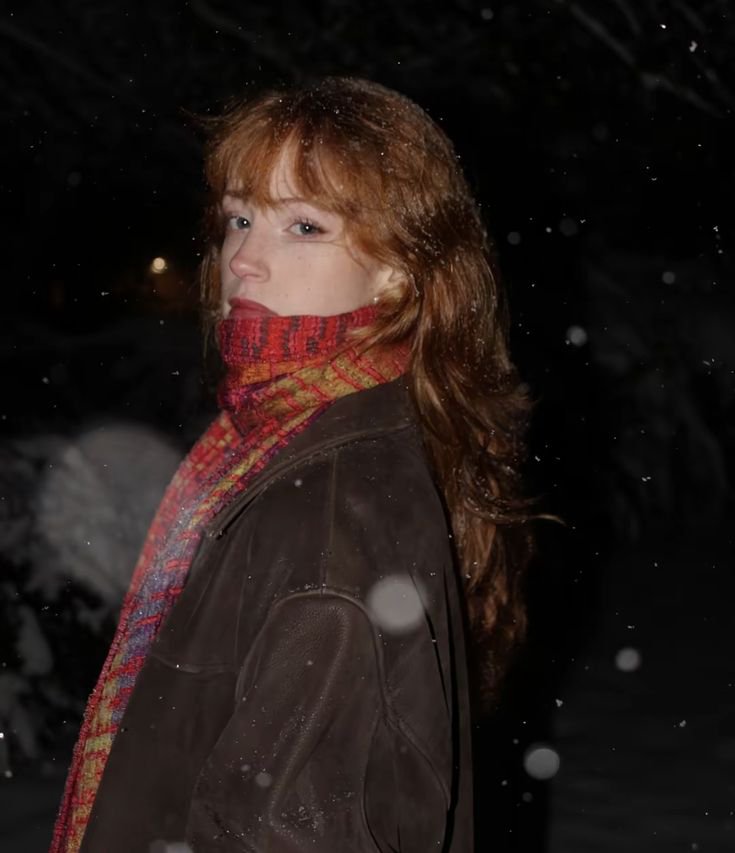 meryxof's tweet photo. “Evlenmez misin benimle?”

Bir an inme inmiş gibi bakakalsam ve kalp atışlarımın gülle gibi göğsüme vurduğunu hissetsem de gözlerimi irileştirip cevapladım: “Hayır?”

Bu sefer üçü aynı anda bağırdı: “Ne?!”

“Ben evlenmeyi düşünmüyorum ki!”

“Tamam ben de düşünmüyorum ama formaliteden evet diyebilirsin!” Kocaman açtığı mavilerine karşı sol kaşımı kaldırdım. 

“Ha sen benimle gönül eğlendiriyorsun yani?”

Gökdeniz başını ellerinin arasına alıp kanepenin başlığına sertçe vurdu. O sırada Ali eğlenen bir ifadeyle onun omzunu pat patladı. “Kadın milleti kardeşim, baş edemezsin...”

“Cidden ya!”

“Cidden mi?” diye sorup onun tepesine dikildim ve yanına oturup, ellerimi boynuna yerleştirdim. “Cidden mi dedin sen? Bir daha söylesene!” 

Bana korkarak baktı. “Yok yani güzelliğinle baş edemediğim için öyle dedim.” 

Ali kocaman bir kahkaha attığında ben de dayanamayıp güldüm ve omzunu sertçe ittim. “Siktir git ya!”

“Abi ben az önce reddedildim farkında mısınız?” diyerek Ali ve Sibel’e baktı Gökdeniz. “Reddedildim lan resmen!” Ardından sinirle bana döndü. “Sen siktir git asıl!”

“Ya ne evliliği? Ben daha büyüyüp ünlü olacağım!”

“Ünlü mü olacaksın?” diye sordu eğlenerek. Saçlarımı savurarak ona baktım. “Evet? Turne turne dünyayı gezeceğim bir kere!”

Siniri dağılırken gülmeye başladı ve beni kolunun altına alıp kendine çekti. “Nereye gideceksin?”

“Immm, bilmem.” Kafamı kolunun altından çıkarıp göz bebeklerimi yukarı kaldırdım. “En son sekiz yaşında düşünmüştüm bunları.”

“Bence sen bana turne ver,” dedi alayla. “Parası neyse veririm.” 

Kaşlarımı kaldırdım. “Asla olmaz, gideceğim ben!”

“Ben seni yollamam ki.” Gözlerimi kıstığımda omuz silkti. “Tamam ben de geliyorum o zaman.”

“Teşekkürler ama ben beni bağlayacak bir erkek istemem…”

Öyle mi, der gibi gözlerini kıstı. “Ben seni bir bağlarım görürsün o zaman.”

#yaşarkenölmekgerekir