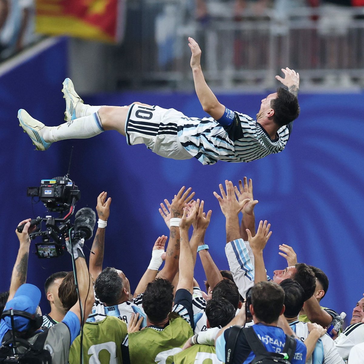 bpthaber's tweet photo. Arjantin galibiyeti Lionel Messi'yi havaya fırlatarak kutladı. https://t.co/sZUFUSMaIV