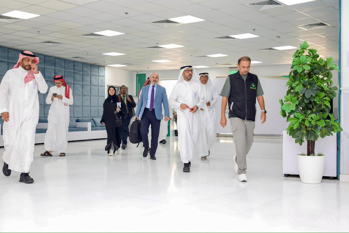 jazan_health's tweet photo. التقى مدير عام فرع وزارة الصحة بمنطقة جازان الدكتور عواجي بن قاسم النعمي، مدير عام الإدارة العامة لمكافحة نواقل المرض بوزارة الصحة الدكتور محمد الزهراني، ووفد منظمة الصحة العالمية الذي يزور المنطقة حاليًا، كما عقد اجتماعًا بحضور الجهات المعنية بالمنطقة، جرى خلاله استعراض الجهود المبذولة لتعزيز منظومة الصحة العامة والوقاية، وبحث سبل تعزيز التكامل المؤسسي وتبادل الخبرات، بما يسهم في الارتقاء بجودة الخدمات الصحية وتحقيق مستهدفات رؤية المملكة 2030.