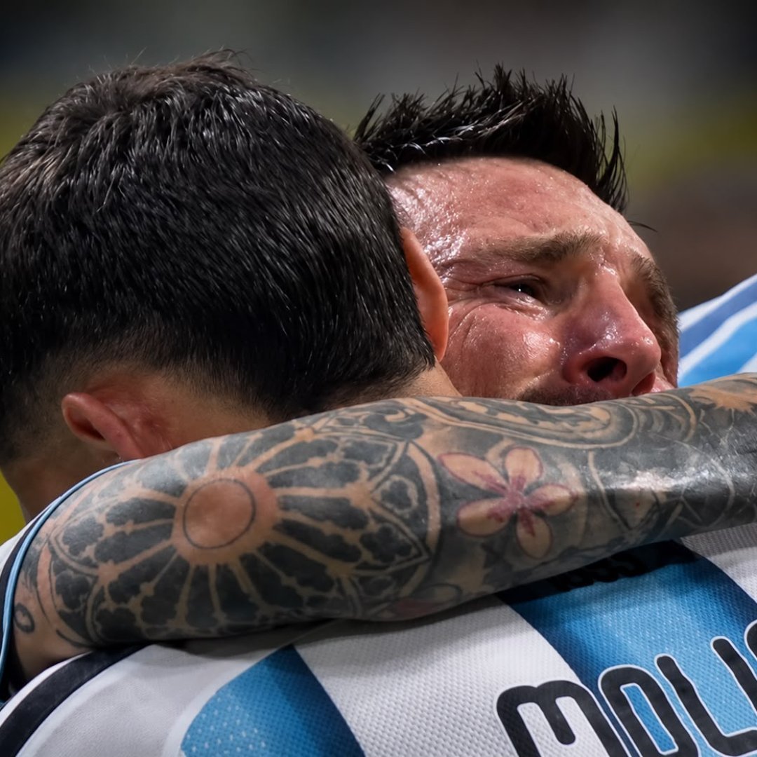 bpthaber's tweet photo. Lionel Messi, Molina'ya sarılarak gözyaşlarını tutamadı. https://t.co/0Lx6v1xjjX