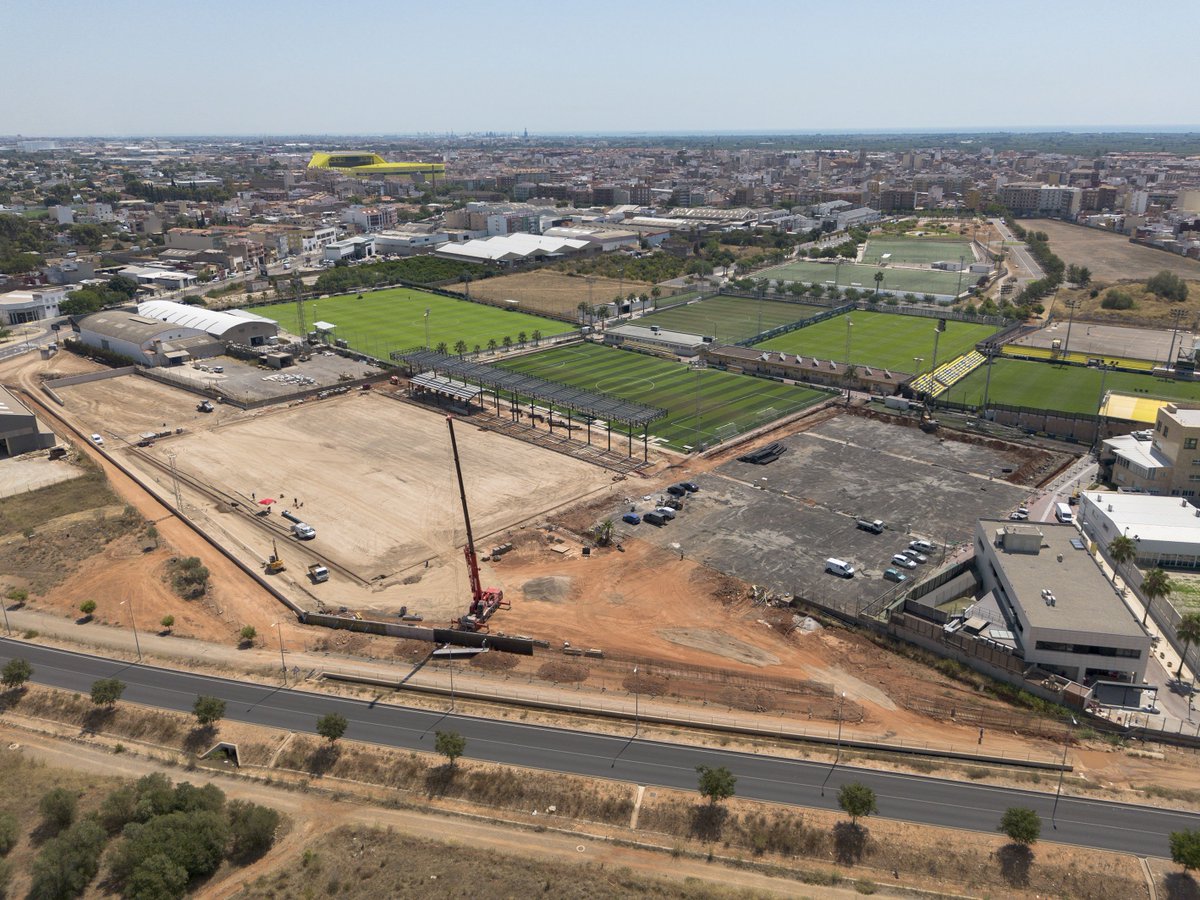 DavidMolinerC's tweet photo. Así avanzan las obras en la Ciudad Deportiva

Esta primera fase, que está previsto que acabe cuando arranque la temporada 26/27, el Villarreal CF adquirió 10.000 m2 para ampliar la Ciudad Deportiva Jose Manuel Llaneza.

Con esta reforma se construirá un nuevo campo de fútbol 11, que ejercerá como dos campos de fútbol 8 y tres de fútbol 5 para los más pequeños.

También se está instalando una grada con visibilidad hacia el actual campo 5 y el nuevo campo.

En la segunda fase se redistribuirán los espacios actuales y se construirán nuevas zonas, aún sin especificar.