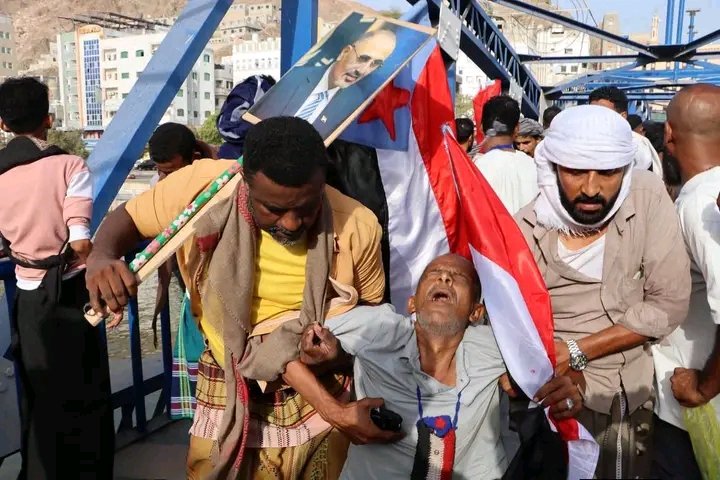 syywny15187's tweet photo. صورة مؤلمة ..💔 
لعن الله الخونة والمتبنكسين.
#مليونيه_التصعيد_ورفض_الوصايه https://t.co/usNXxNN2eE