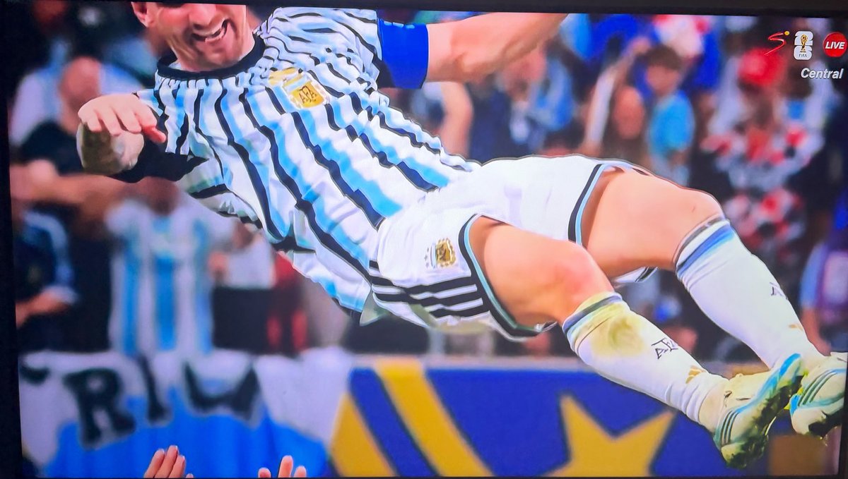 dammiedammie35's tweet photo. Well deserved not going to lie…. I agree Messi is the GOAT now🥹🐐💔 https://t.co/a9uYKXJrDb
