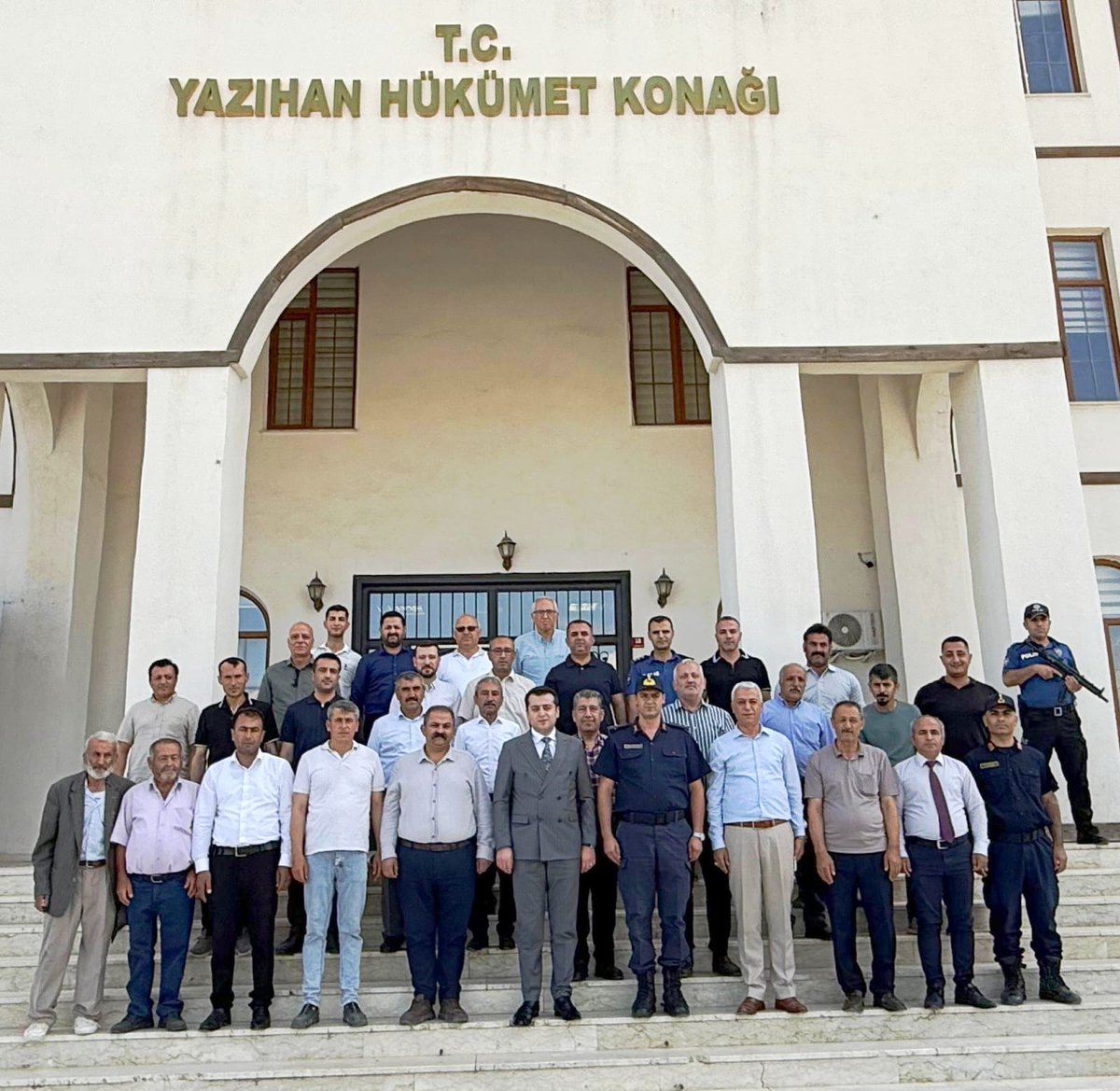YazIlce's tweet photo. 📍 Eğitime verdiği destekle çocuklarımızın hayallerine umut, öğretmenlerimize güç veren Kaymakamımız Sayın Osman KURT, görev yerinin değişmesi dolayısıyla kurum personelimizle vedalaştı.

Yolunuz ve bahtınız daima açık olsun. https://t.co/5Y3Zv6XZ6K