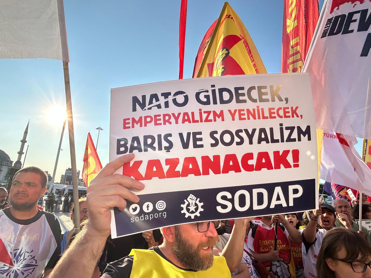 SODAPorg5's tweet photo. İstanbul Emek Barış ve Demokrasi Güçleri olarak, savaş örgütü NATO'yu protesto etmek için
AKM’den Dolmabahçe'ye yürüdük. 
NATO Gidecek
Emperyalizm Yenilecek
Barış ve Sosyalizm Kazanacak! https://t.co/eTKm3vHICO