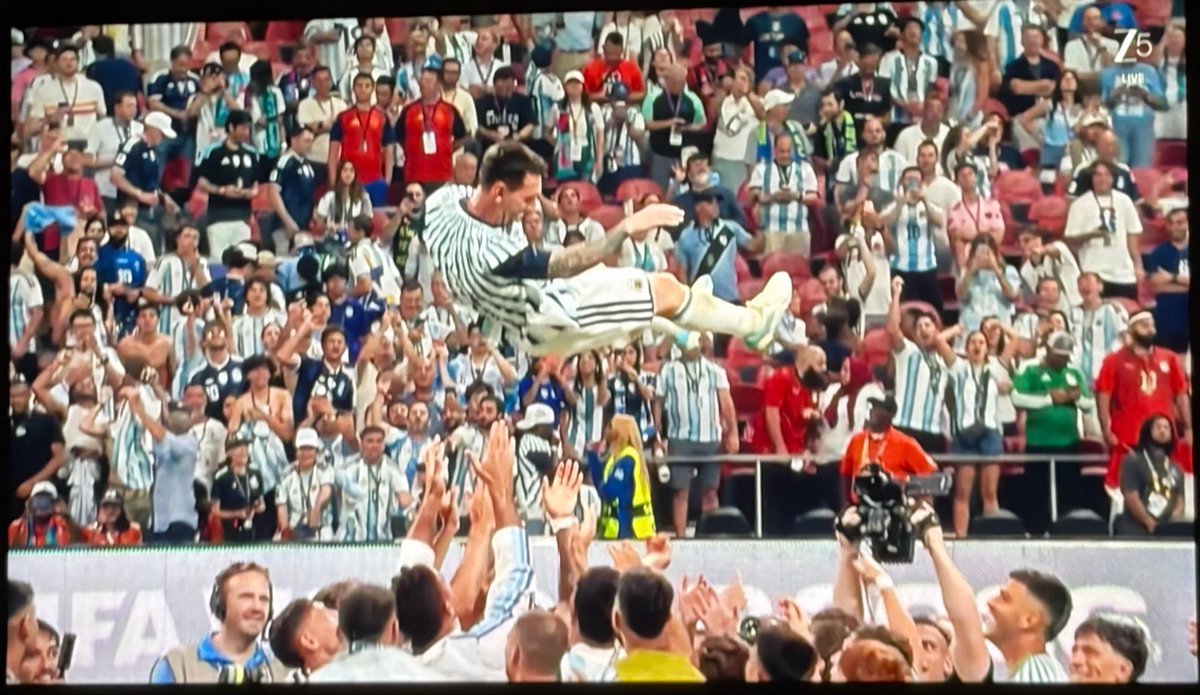 BrewSum22's tweet photo. Football is beautiful 🤌❤️

Messi, you’re unreal 🐐 https://t.co/MjUoWcUyTI