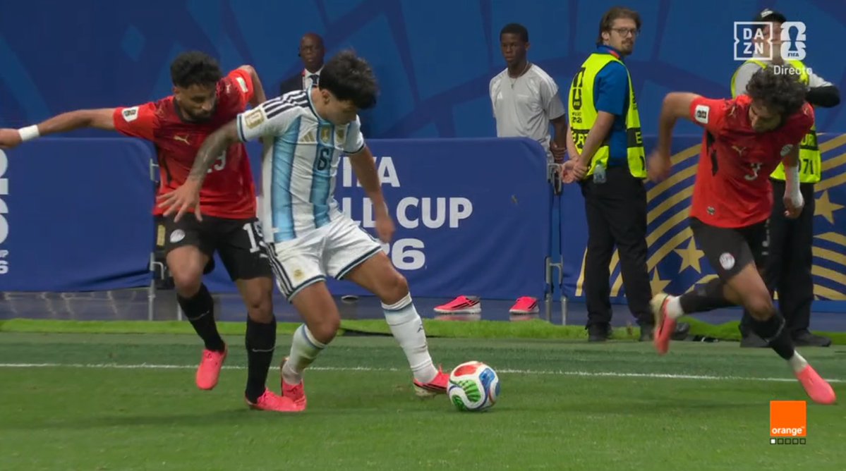 TouchlineX's tweet photo. 🚨 𝗝𝗨𝗦𝗧 𝗜𝗡: Zico's first goal was rightly disallowed. Attia stepped on Lisandro's supporting foot, preventing him from continuing the play.

— @ArchivoVAR https://t.co/g3a8rG9ZaT