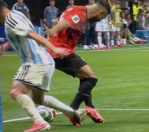 _FernandoGalvan's tweet photo. Doesn’t play for Argentina- not a foul. https://t.co/q245lwmeKP