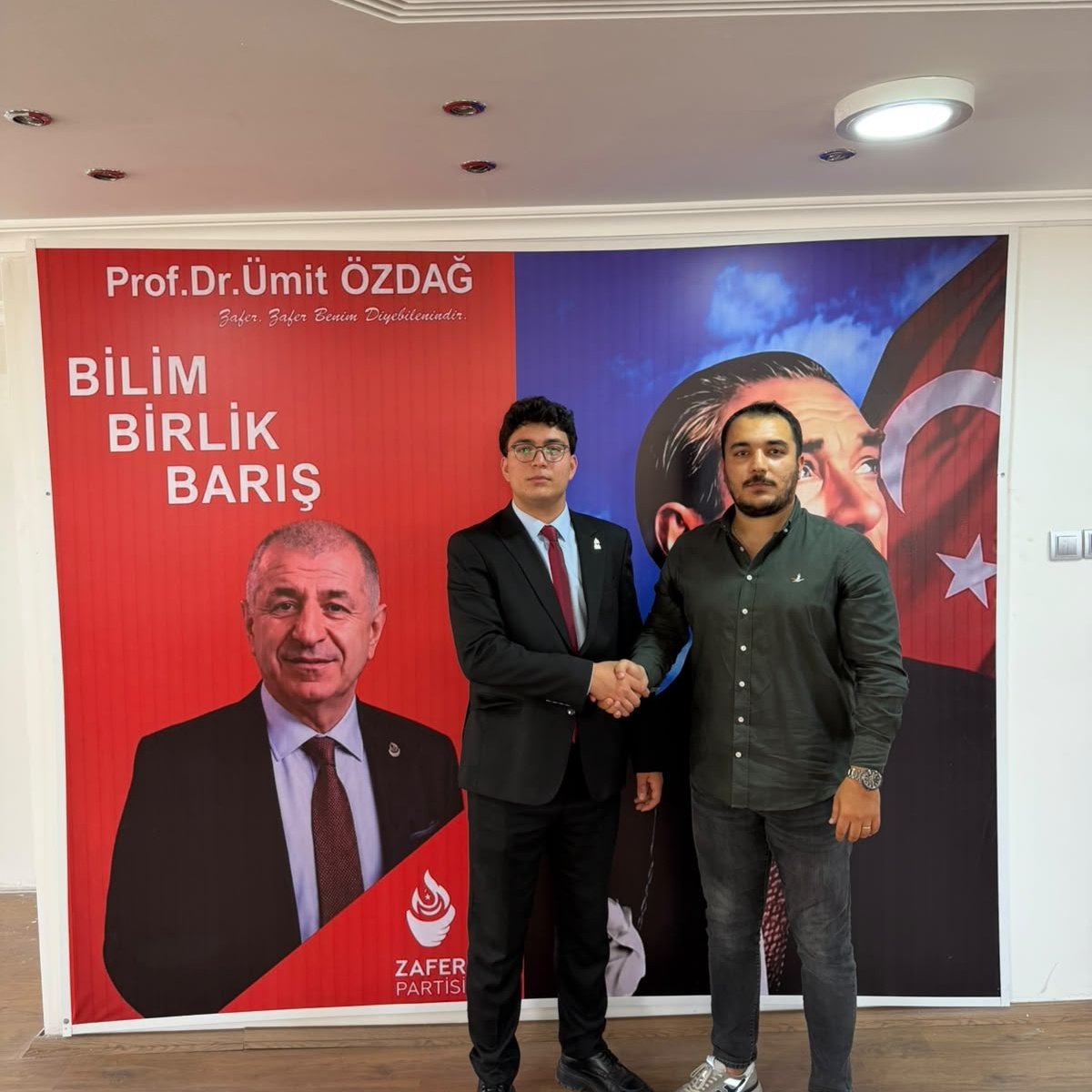 akinkusdemir1's tweet photo. Bugün Adana Gençlik Kolları İl Başkanlığı görevine atanan Musa Eren Akça Başkanımızın rozetini taktım. Musa Başkanımıza yeni görevinde hayırlı olsun dileklerimi iletiyor, Allah utandırmasın diyorum.

Görevini devreden Eray Sehlikoğlu Başkanımıza da Adana teşkilatımıza sunduğu katkılardan ve emeklerinden dolayı teşekkür ediyor, başarılar diliyorum.