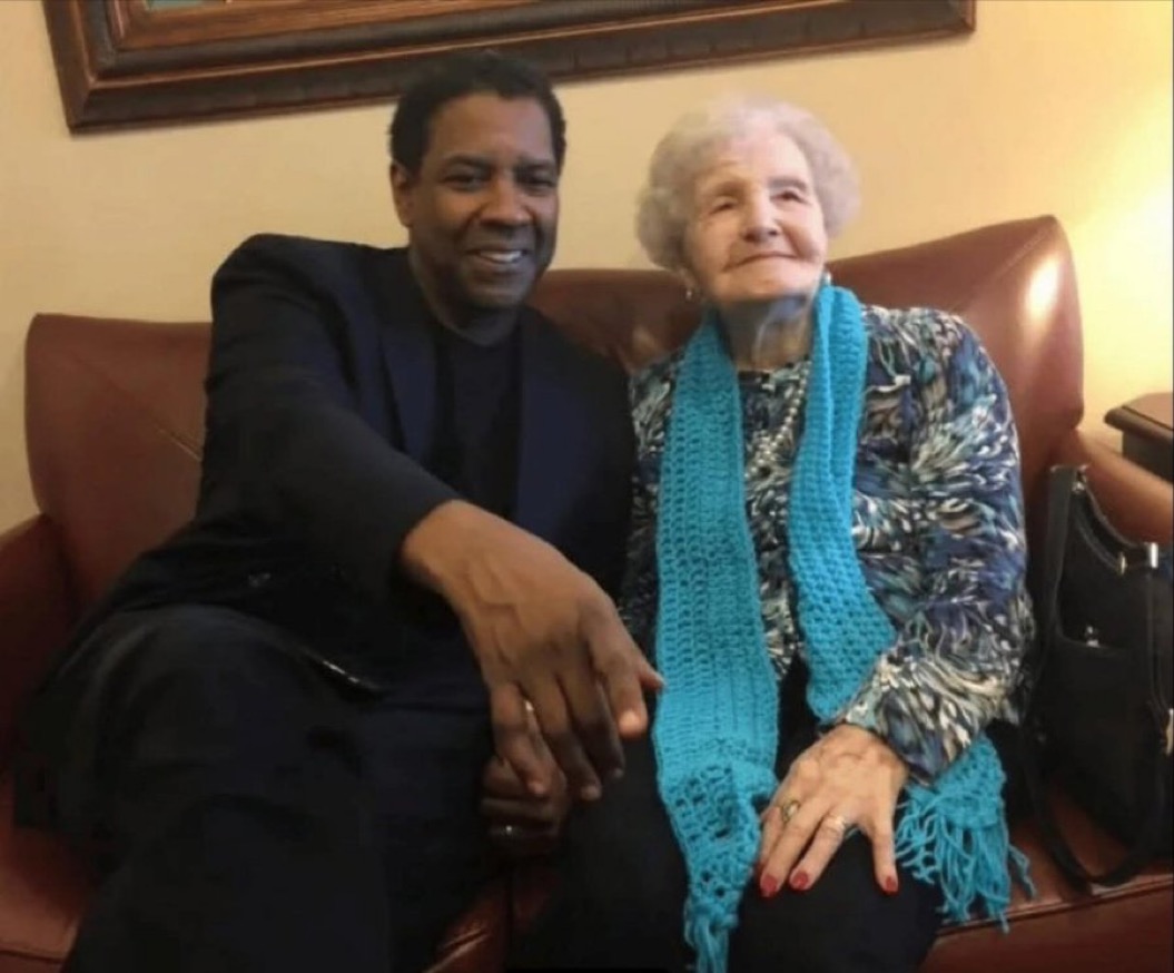 opolot_ronnie's tweet photo. In 2016, Denzel Washington Secretly paid a visit to the 99-Year-Old Librarian Who Kept Him Off the Streets.

"She Saved Me With Books." https://t.co/tcn7HJ6uLp