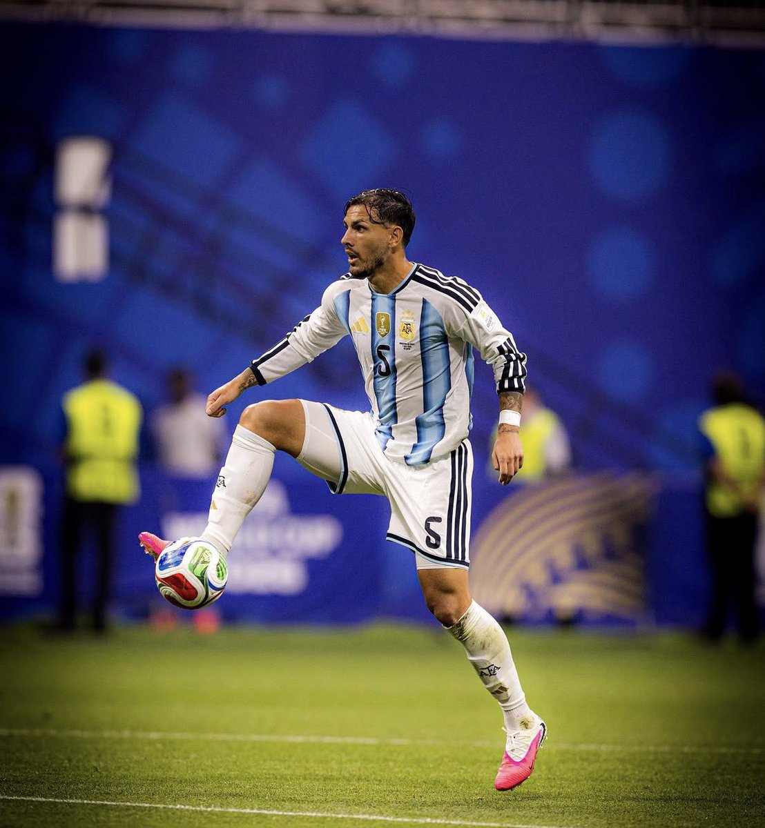juampireynoso's tweet photo. Tener huevos es pedirla siempre y animarse a jugar. Gracias por lo de hoy, Leandro. Dudar de vos es no saber nada de fútbol. El 5 de la Selección Argentina. https://t.co/l1iyHGVl9w
