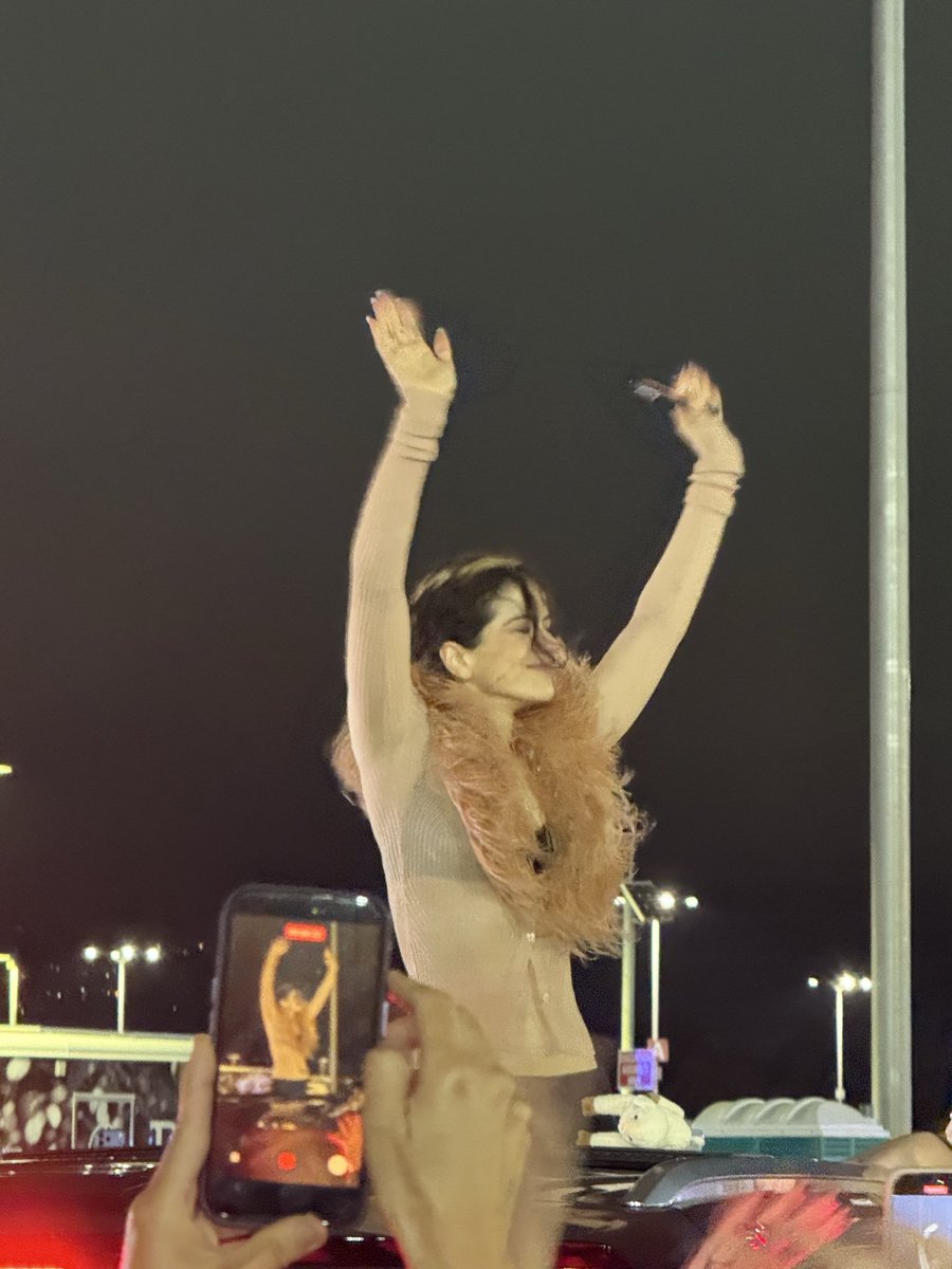 pitermrquez's tweet photo. Salir del LUX Tour en el que vidas fueron cambiadas (la mía) y ENCONTRARTE A ROSALÍA FUERA PELOSSSSS https://t.co/WIG96ubu0b