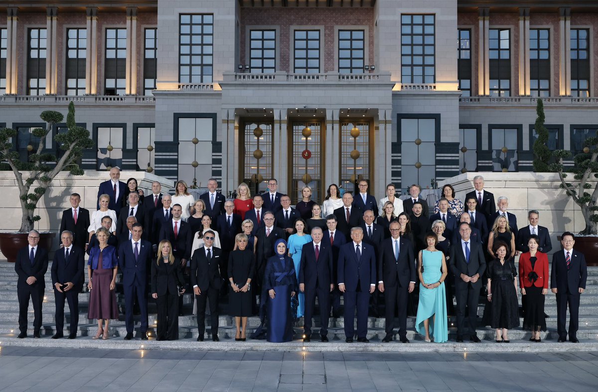 ercandalgic's tweet photo. 36. NATO Liderler Zirvesi'nden aile fotoğrafı geldi. https://t.co/6CtsjYxbTM
