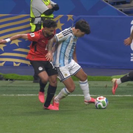 opstwitti's tweet photo. O critério usado pela arbitragem é favorecer a Argentina isso já sabíamos! Quando as federações vão começar a pressionar a FIFA?? 
O roubo de hoje foi escancarado https://t.co/VPSLFy210q