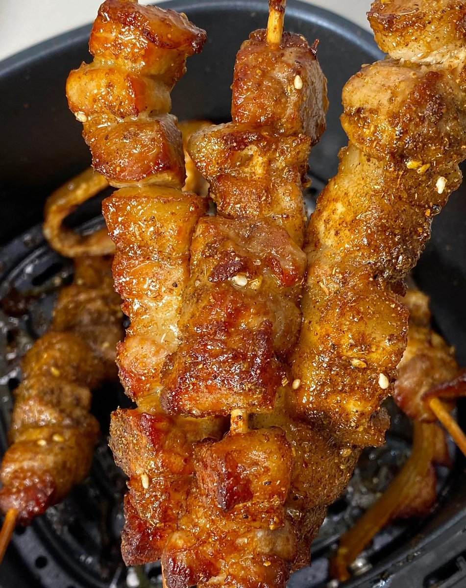ljrdunn34's tweet photo. Craving something warm u0026 crispy Grilled skewers with spicy cumin powder right by the roadside—perfect mid-day pick-me-up! https://t.co/MoxFXxhVZm