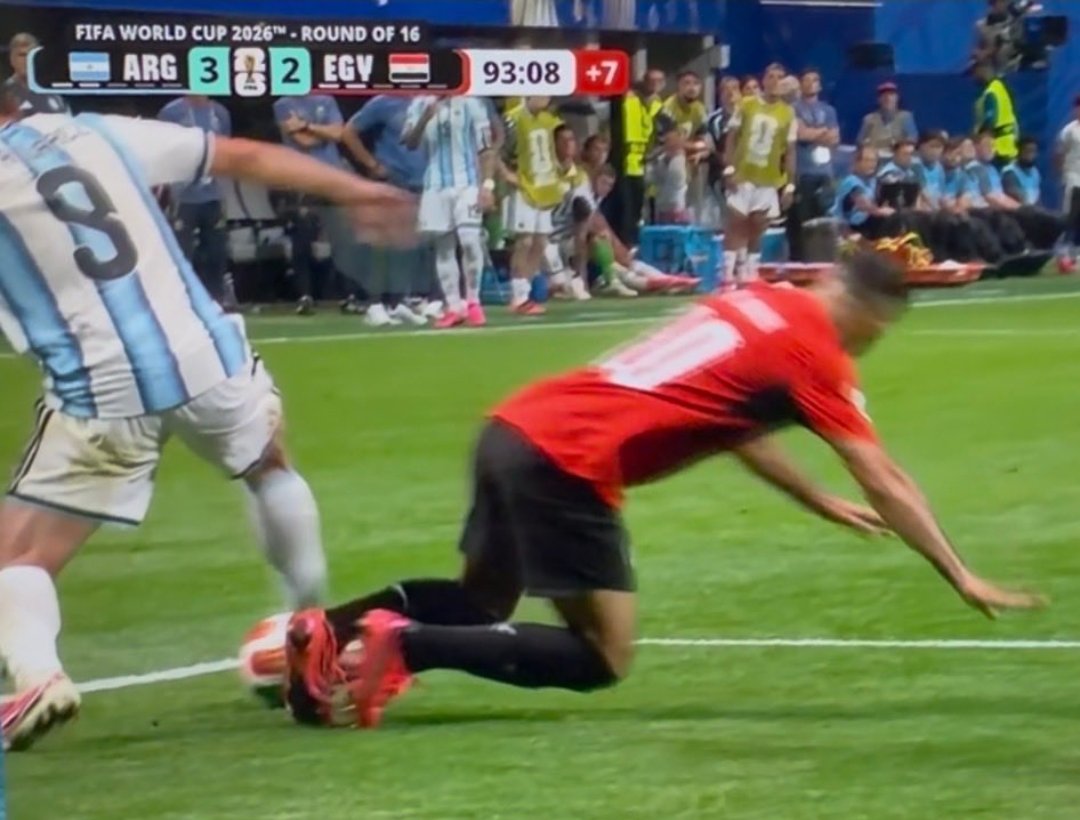 Rexcess001's tweet photo. @FabrizioRomano This is a penalty. @FIFAWorldCup did everything to put Argentina through. This world cup is not a fair contest. It is a show for Messi. @FIFAWorldCup do better. https://t.co/SaB4rMoUTg