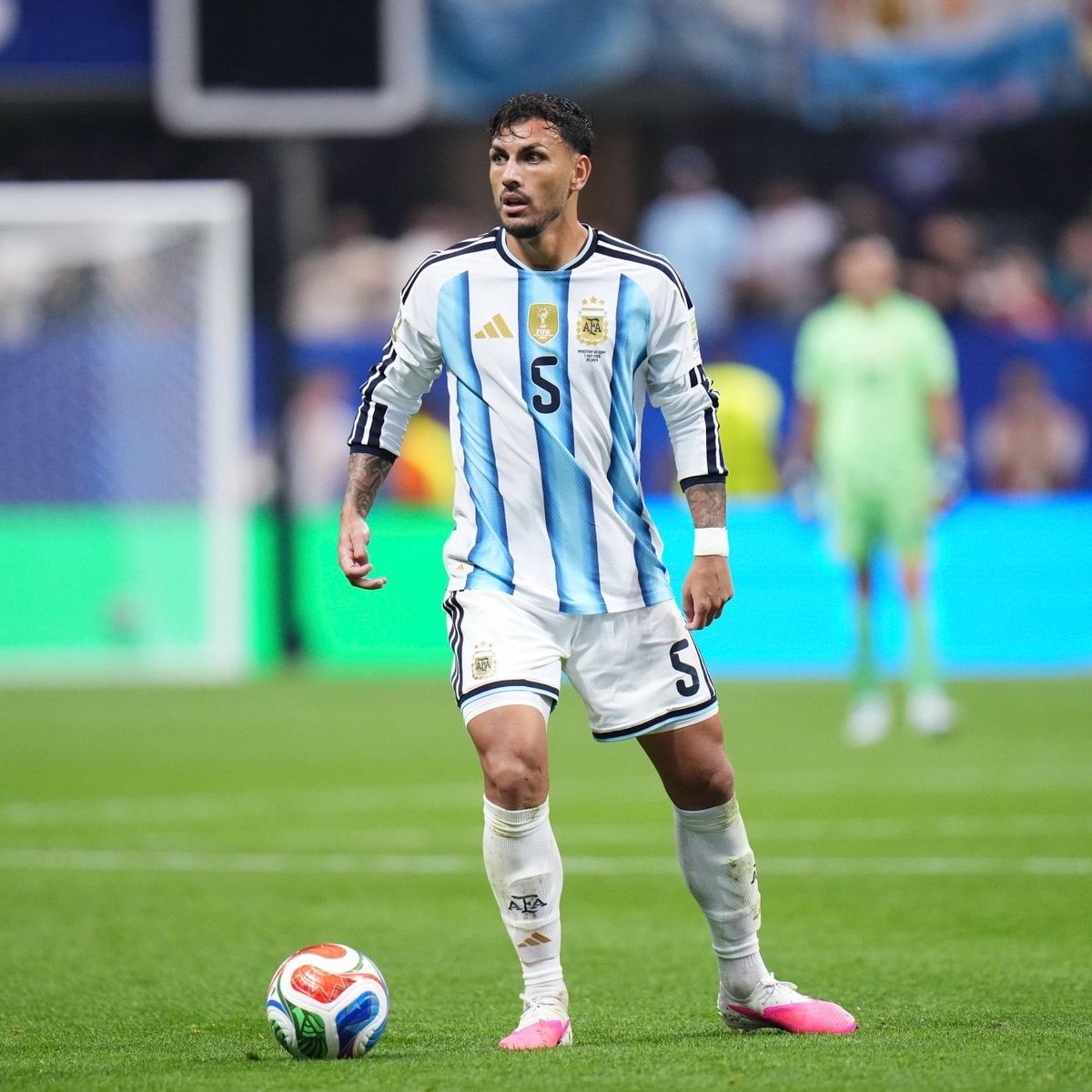 RinconDeBoca's tweet photo. 🇦🇷 115/119 pases precisos (97%), 3 quites (1 en el minuto 90 que vale un gol). El partido de Leandro Paredes es para mostrarlo en todas las escuelitas de futbol. https://t.co/siGiD64XHW