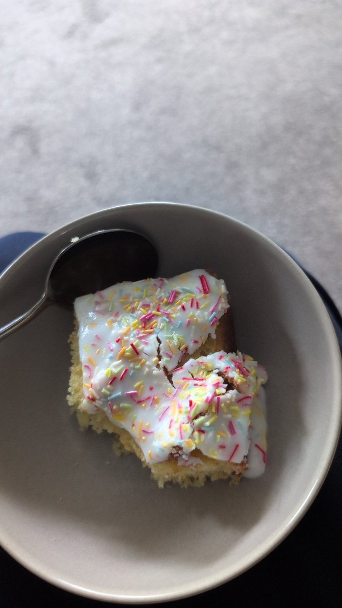 Mr_ceee's tweet photo. @cupcakelinda05 right touch here like......no meeting now is there!😳😂😂😂
 Beautiful cake mate top dollar. Sorry about the presentation but it's going right in maaaa belly! 😂🤌🏼❤️ https://t.co/hnIxjVbINB