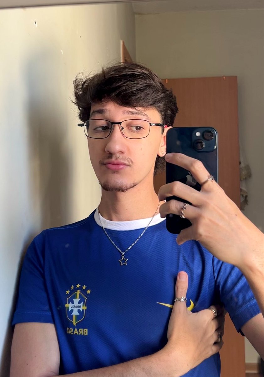 eduztx's tweet photo. sobre mim

★ idade - 26
★ genero - masc
★ mbti - enfp 
★ aniversário - 06/10
★ altura - 1,75
★ sexualidade - viado
★ pets - ���
★ piercings - 3
★ tattoos - nenhuma
★ cor fav - vermelho
★ signo - libra https://t.co/fjdOnGhZay