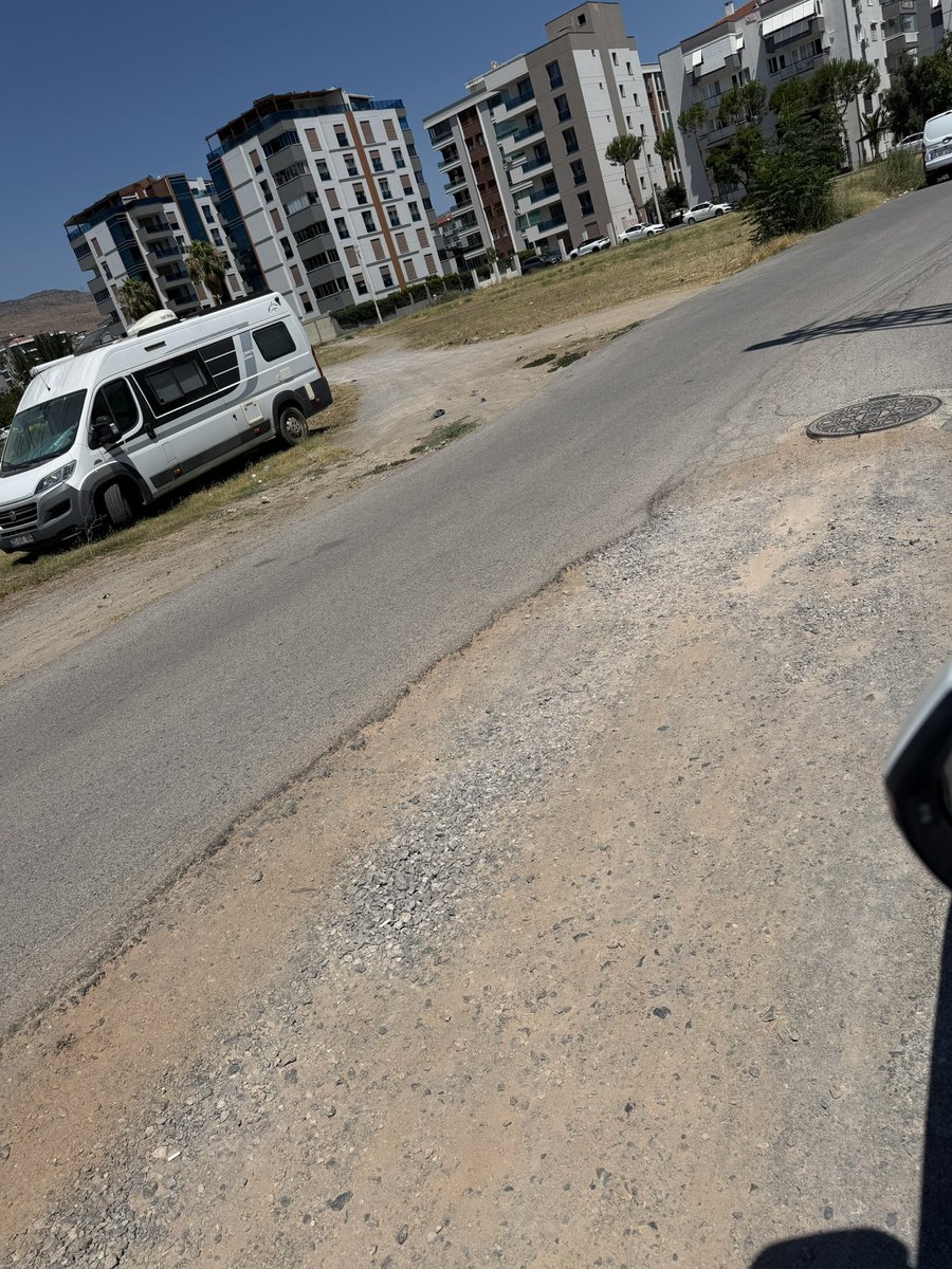 MutluHalide's tweet photo. Çiğli Ataşehir mahallesi 8019/10 sok. Aylardır bu şekilde!! @ciglibelediyesi @OnurEmrahYILDIZ keyfiniz ne zaman gelir acaba ya da gelir mi? yoksa lastiklerimiz patlayınca direk dava mı açalım? nasıl yapalım ne dersiniz? https://t.co/Nn3rNIxRQR