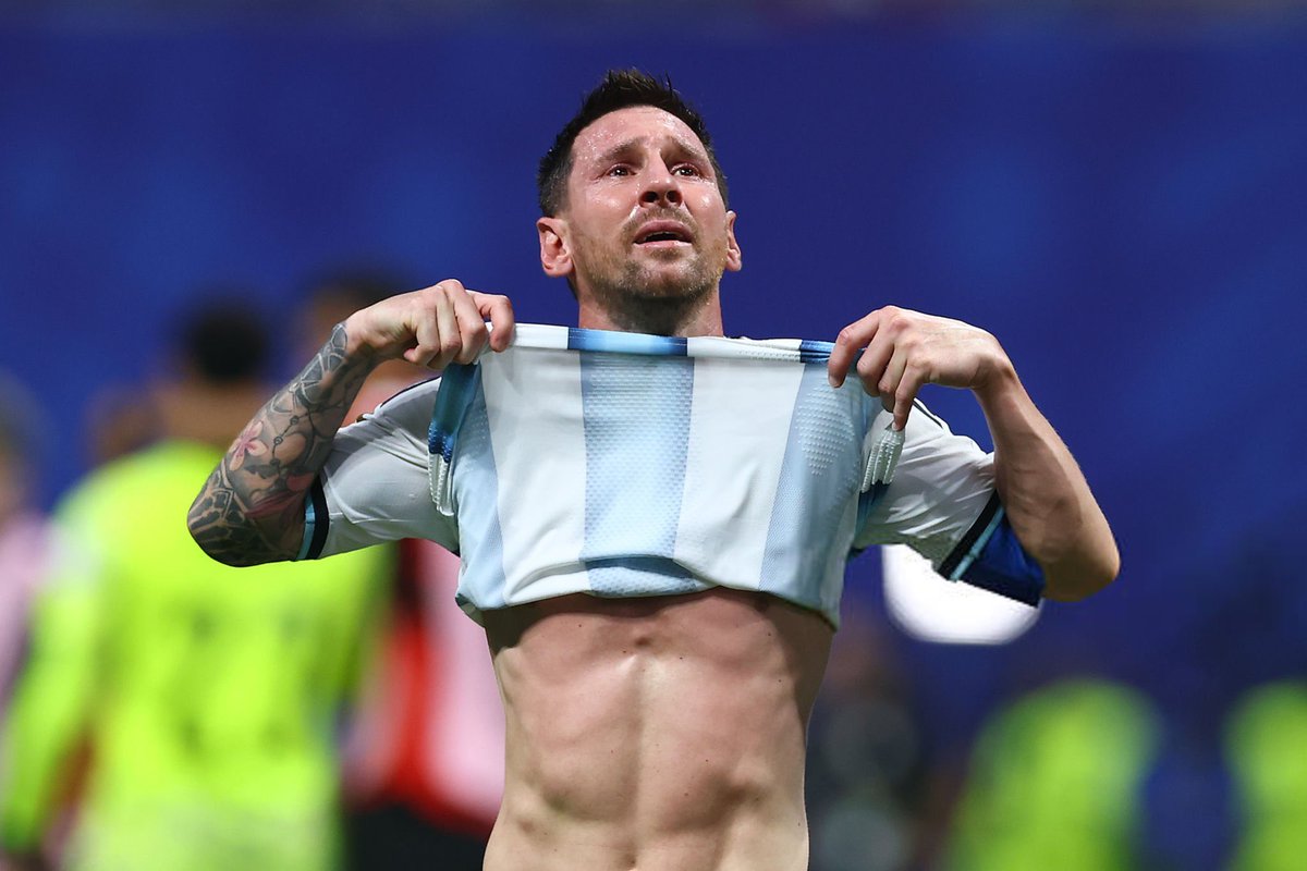 INIE8TAZO's tweet photo. Sus lágrimas son las de todos. 

Felicidad de haber podido disfrutar al mejor de todos los tiempos 🥺❤️ https://t.co/eRW0GsPgQO