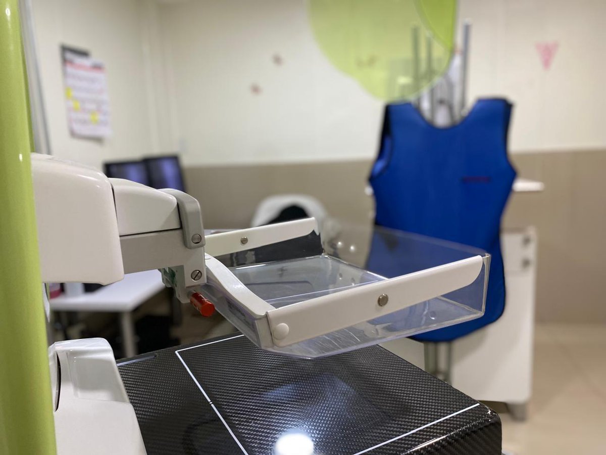 RadioFormulaMor's tweet photo. El @IMSS_Mor invita a mujeres derechohabientes entre 40 y 69 años realizarse con oportunidad su estudio de mastografía en #Cuernavaca y #Zacatepec. 

Esta prueba se lleva a cabo en el Hospital General Regional con Medicina Familiar (HGR/MF) No. 1 y en la Unidad de Medicina Familiar (UMF) No. 20, en Cuernavaca, así como en el Hospital General de Zona con Medicina Familiar (HGZ/MF) No. 5, en Zacatepec. 

Es importante que también acudan derechohabientes con antecedentes hereditarios de cáncer de mama. Las mujeres interesadas en realizarse el estudio deberán cumplir con los siguientes requisitos: 

• Estar vigente en sus derechos de seguridad social. 
• Presentarse con solo baño corporal, sin talco, desodorante, perfume, crema, etc.
• No usar aretes o accesorios.
• Llevar ropa cómoda, preferentemente de dos piezas. 

El estudio consiste en tomar 2 radiografías de cada mama: de los lados y de arriba hacia abajo; y es un estudio de rayos “X” que tarda aproximadamente 15 minutos.