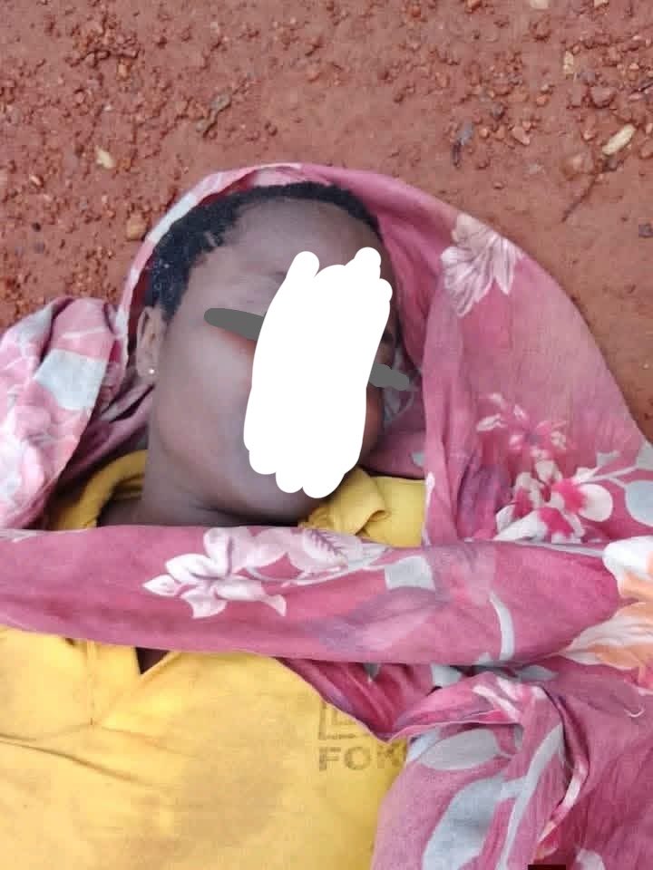 EsBi_Media's tweet photo. 🛑SOCIÉTÉ - CRISE ANGLOPHONE : LES SÉPARATISTES ASSASSINENT UNE COMMERÇANTE À BAMENDA POUR VIOLATION DU MOT D'ORDRE DE VILLE MORTE.

Le conflit qui secoue les régions anglophones du Cameroun vient de franchir un nouveau palier dans l'horreur avec l'exécution ciblée d'une civile. Le corps sans vie d’une commerçante locale a été découvert au lieu-dit Mile 6 Nkwen, un quartier de la périphérie de Bamenda, chef-lieu de la région du Nord-Ouest. Cette découverte macabre, survenue après plusieurs heures de disparition, vient alourdir le bilan des victimes civiles de la crise socio-politique qui paralyse la zone. Selon les premiers éléments de faits recueillis auprès des sources locales et des témoins de la zone, la victime a été directement ciblée, enlevée puis exécutée par des éléments des groupes armés séparatistes, communément appelés Amba Boys. 

Les assaillants ont motivé leur acte criminel en accusant publiquement la victime d'avoir bravé leur mot d'ordre de ville morte. Cette mesure de boycott économique, imposée de manière récurrente par les factions séparatistes, interdit toute activité commerciale, le transport et la circulation des personnes sous peine de sanctions capitales. La commerçante, dont l'activité constituait le seul moyen de subsistance, a été retrouvée morte en bordure de route à Mile 6 Nkwen, portant les marques d'une exécution sommaire. Ce mode opératoire est régulièrement utilisé par les groupes armés pour terroriser la population locale et maintenir leur emprise sur les centres urbains du Nord-Ouest. 

L'assassinat de cette femme met en lumière la vulnérabilité extrême des acteurs économiques locaux, en particulier les femmes commerçantes et les tenanciers de petites échoppes, pris en étau entre la nécessité de travailler pour nourrir leurs familles et les menaces de mort directes des insurgés. Cet acte tragique s'inscrit dans une stratégie globale de terreur où les civils payent le prix fort. Les mots d'ordre de ville morte forcée continuent d'asphyxier l'économie de la région de Bamenda, plongeant les populations dans une précarité accrue, tandis que le non-respect de ces directives arbitraires se paie désormais de la vie. Suite à la découverte du corps, les forces de défense et de sécurité ont été alertées pour procéder aux constatations d'usage et ouvrir une enquête officielle afin d'identifier formellement les auteurs de ce crime.

#EsbiMedia
