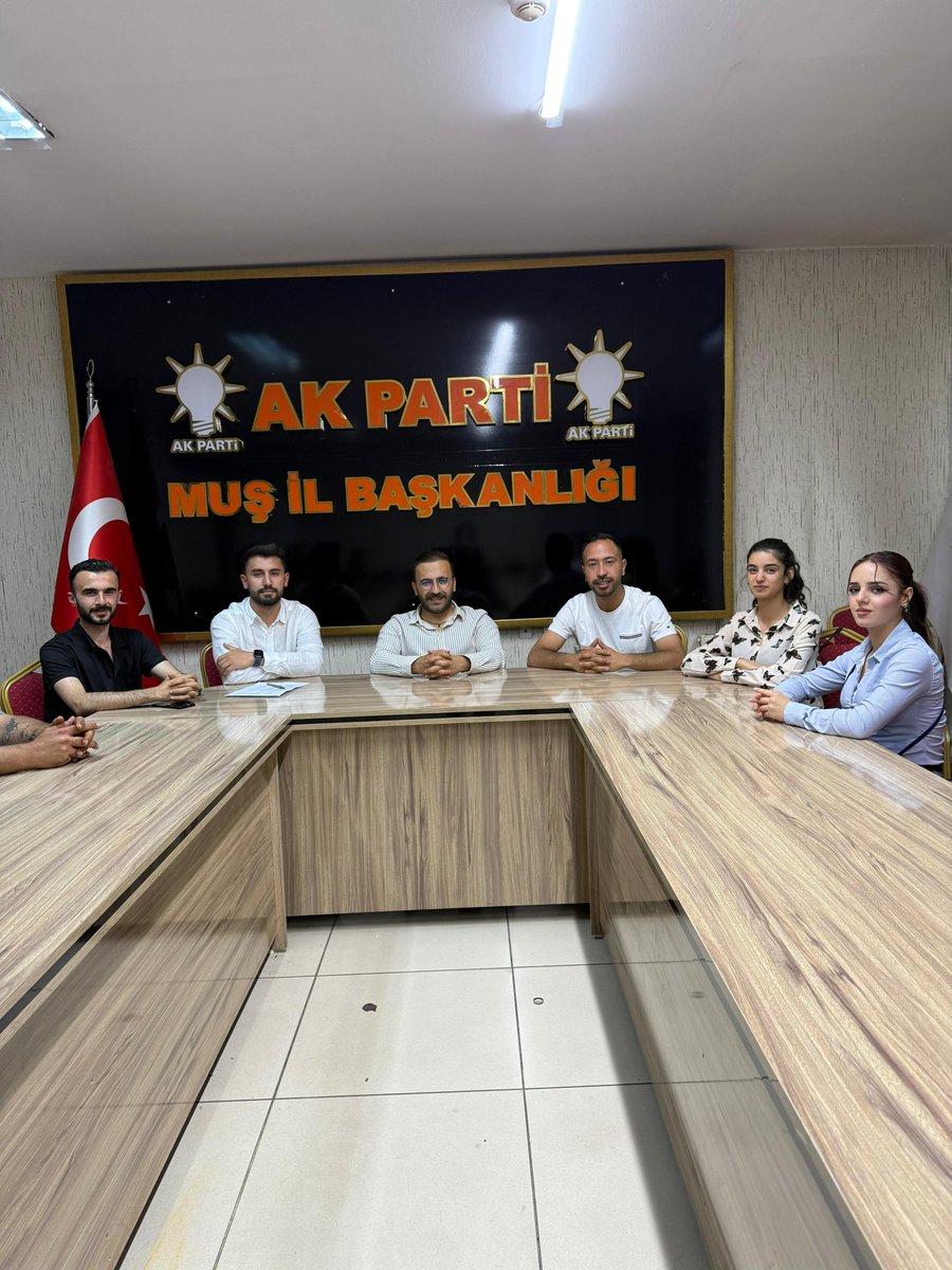 akgenclikmus's tweet photo. AK Parti Muş İl Gençlik Kolları Başkanımız Sayın Seyit Muhammed Şen önderliğinde haftalık olağan yürütme kurulu toplantımızı gerçekleştirdik. Teşkilat çalışmalarımızı değerlendirerek önümüzdeki süreçte hayata geçirilecek faaliyetler üzerine istişarelerde bulunduk. https://t.co/n7vdAHD8ze