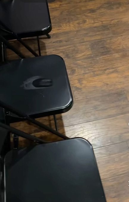 ZenIntro's tweet photo. Man I was just at the DMV, and the lady sitting next to me got up cause her number was called and I ooked down and saw this 🤣😂 https://t.co/z9tiFm5Mvv