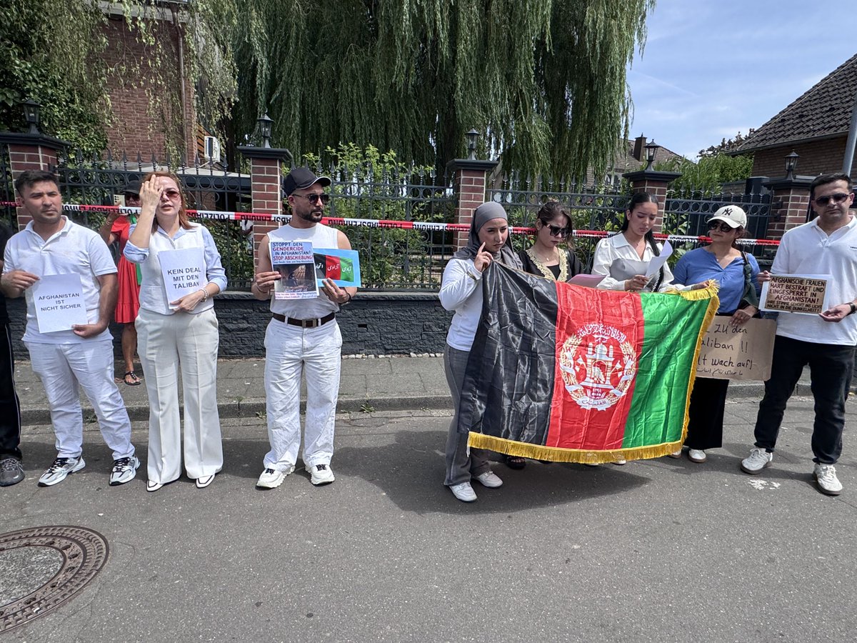 LoveGuerillero's tweet photo. ❤️🖤#Bonn #bn070 #FreeAfghanWomen #WomenRights #FreiheitFürAfghanistan #KeineDealsMitTaliban #TalibanTerrorist
Heute hat das @bgabonn die liberale Afghanische Diaspora
bei ihrem Protest gegen die Taliban und das neue Generalkonsulat unter Leitung der #Taliban die unterstützt von Innenminister #Dobrindt unterstützt werden um Abschiebung nach Afghanistan schneller und leichter durchzuführen. Hier sagen wir das @bgabonn und die freien Menschen der afghanischen Diaspora , Nein , keine Zusammenarbeit mit den Terroristischen Taliban Regime.
@KoeAntifa161 @AntifascistaBRS @161debunk @Baghi161 @klarekante_cgn @CityofHopeKoeln @ASB_NRW @leah_youn @MartinHeil9 @unsoerioes @yoga_and_more @KolnOmas @redmimireads @ASB_NRW @DorisWeiss2