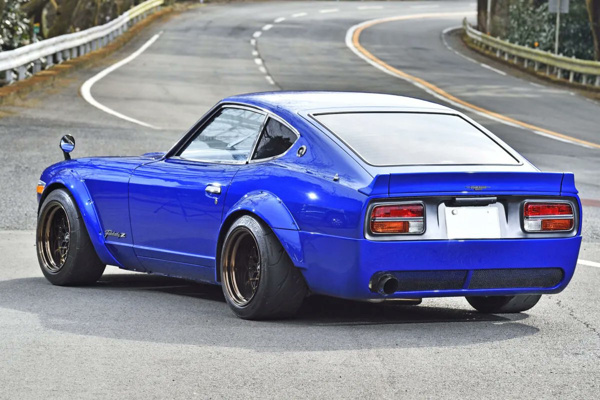 TunedCarsJapan's tweet photo. 「NISMOのレースカーより調子いい！」伝説のレーサーがベタ褒めしたS30Zのすべて
https://t.co/wVIo875Vhn

試乗したのは"Zの柳田"こと柳田春人氏。3.1L・320馬力のL型エンジンだけでなく、電動パワステや5速MT、快適装備まで備えた完成度に「現行スポーツカー並み」と高評価。 https://t.co/C7H82C7uJd