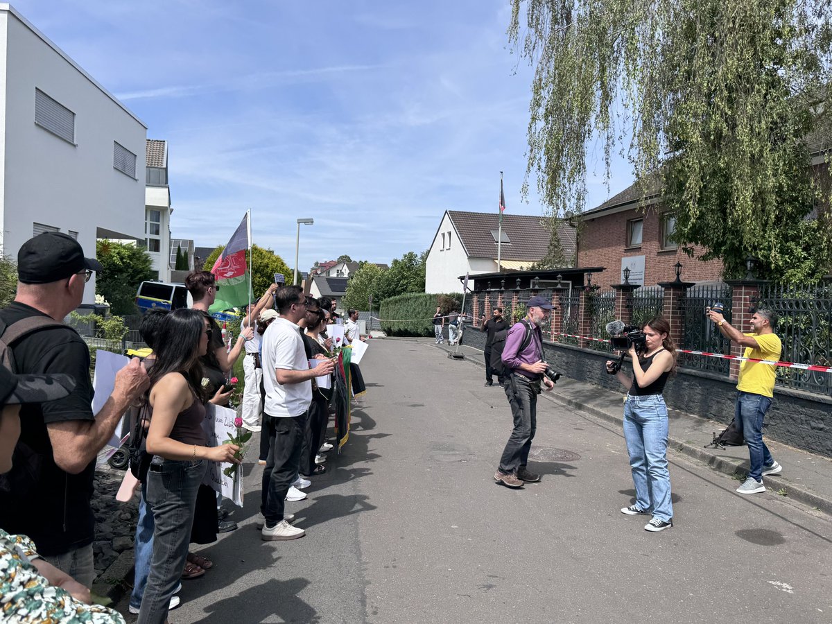 LoveGuerillero's tweet photo. #Bonn #bn070 #FreeAfghanWomen #WomenRights #FreiheitFürAfghanistan #KeineDealsMitTaliban #TalibanTerrorist https://t.co/LvlTO9805t