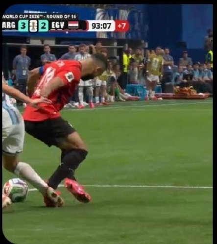 giIangmahesa's tweet photo. Kesalahan wasit adalah tidak mengecek VAR untuk dua kejadian beruntun sebelum gol ketiga Argentina 

Jika di cek dan hasilnya tetap gol, mungkin akan mengurangi kontroversi kemenangan Argentina malam ini 

Kan belum tentu juga ini pelanggaran, masalahnya kalau ini pelanggaran, Mesir dapat Penalti 

Dilema buat ngecek VAR