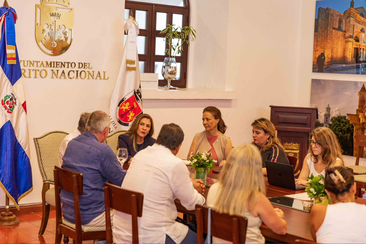 CarolinaMejiaG's tweet photo. Recibimos la visita de la delegación de IURC LAC, una iniciativa de la Unión Europea, con la que Santo Domingo fortalece la cooperación internacional e intercambia buenas prácticas junto a Roma, Málaga y Cali para seguir impulsando un desarrollo urbano más sostenible. https://t.co/ROt0Ks2Fhx