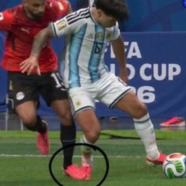 golsdobrasil1's tweet photo. É muito comovente o critério da arbitragem em jogos da Argentina.  👀🇦🇷

📸 Reprodução https://t.co/VFsZyMN335