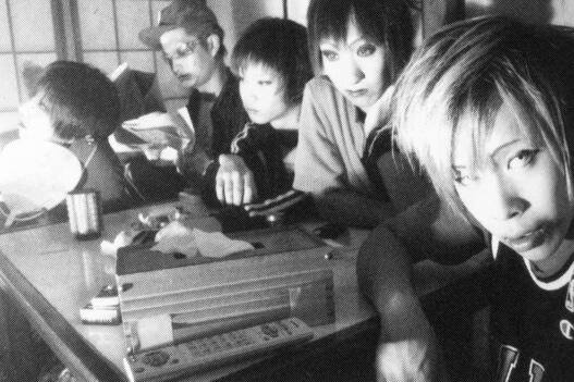 E12FFF1E's tweet photo. Liberutéってバンド知ってる人いる？ 2001〜2004年に長野で活動してて、「ILLUSION ~イリュージョン~」って1枚音源出してる！ 2002-03-26のオムニバスにも参加してた！ この音源持ってる人いたらDMでシェアしてほしい… COOKYのメンバー3人がいたバンドだからずっと探してる！！ 助けてくれたら本当に感謝する！！ 読んでくれた人ありがとう！！🙏
