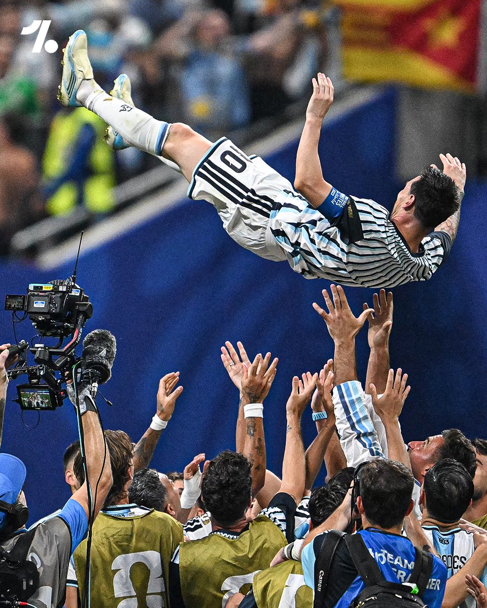 OneFootball's tweet photo. Air Messi ✈️ https://t.co/7DiJG5Jf7k