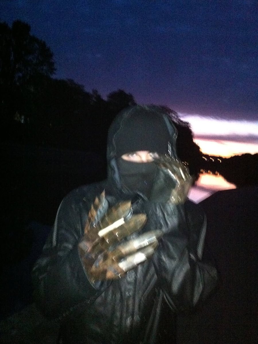 6romentt's tweet photo. new esdee posts with the gauntlets they look absolutely sick https://t.co/zcILuH0Ixl