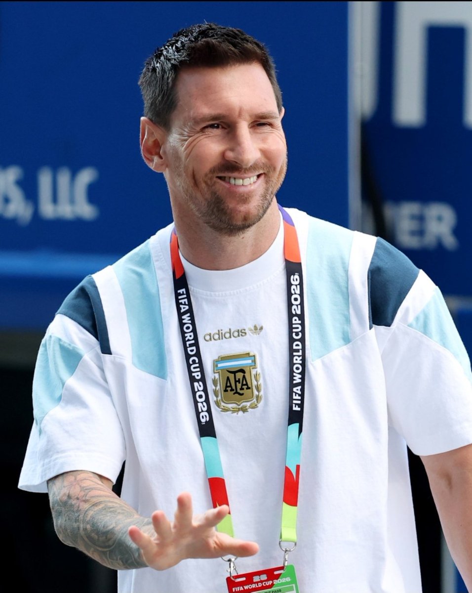 alexdelmas10's tweet photo. Del minuto 75 (0-2) al minuto 91 (3-2)....el partido de Messi

Se va a la derecha para recibir libre y empieza....

26 intervenciones (el que +)
2 remates (el q +)
5 centros (el q +)
1 asistencia
1 gol
Y aura de MITO

16 minutos para otro capítulo para la HISTORIA https://t.co/cnvXCLaigd